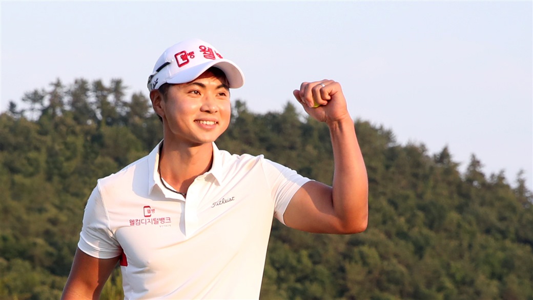 HyungJoon Lee celebrates after holing the winning putt at the 2019 Descente Korea Munsingwear Matchplay